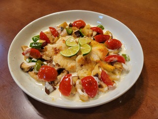 阿波尾鶏むね肉のソテーすだちクリームソース彩り野菜
